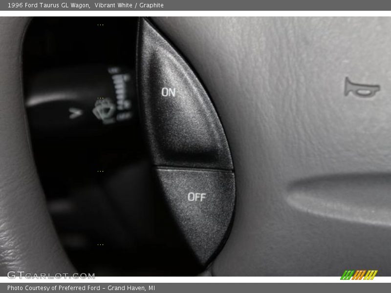 Vibrant White / Graphite 1996 Ford Taurus GL Wagon