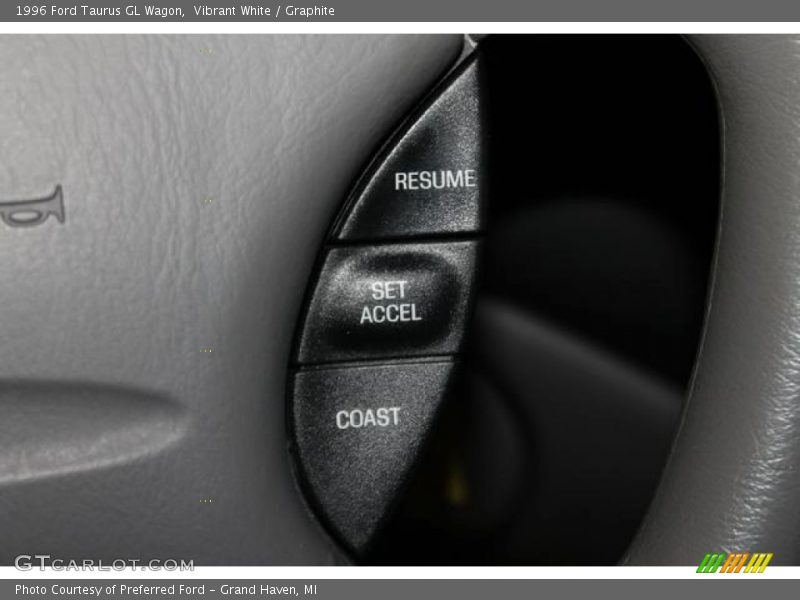 Vibrant White / Graphite 1996 Ford Taurus GL Wagon