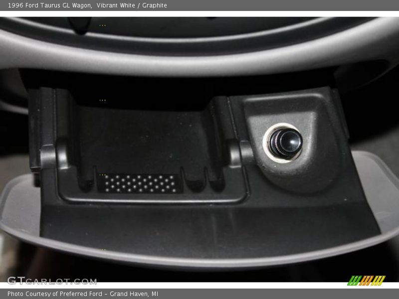 Vibrant White / Graphite 1996 Ford Taurus GL Wagon