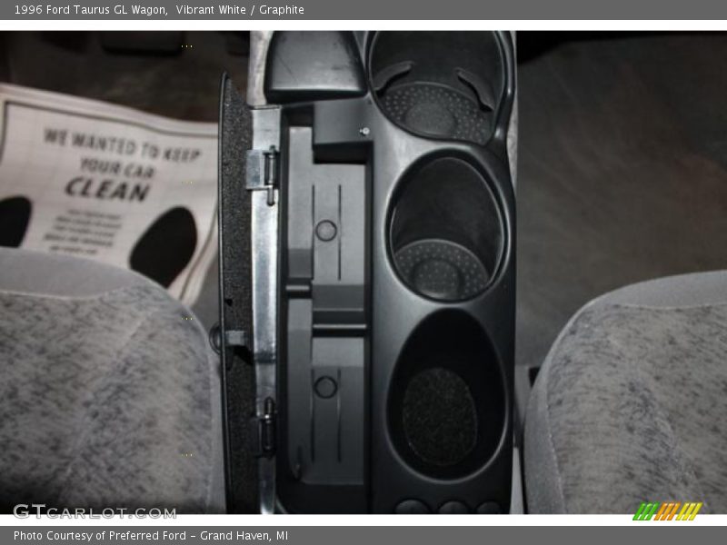 Vibrant White / Graphite 1996 Ford Taurus GL Wagon