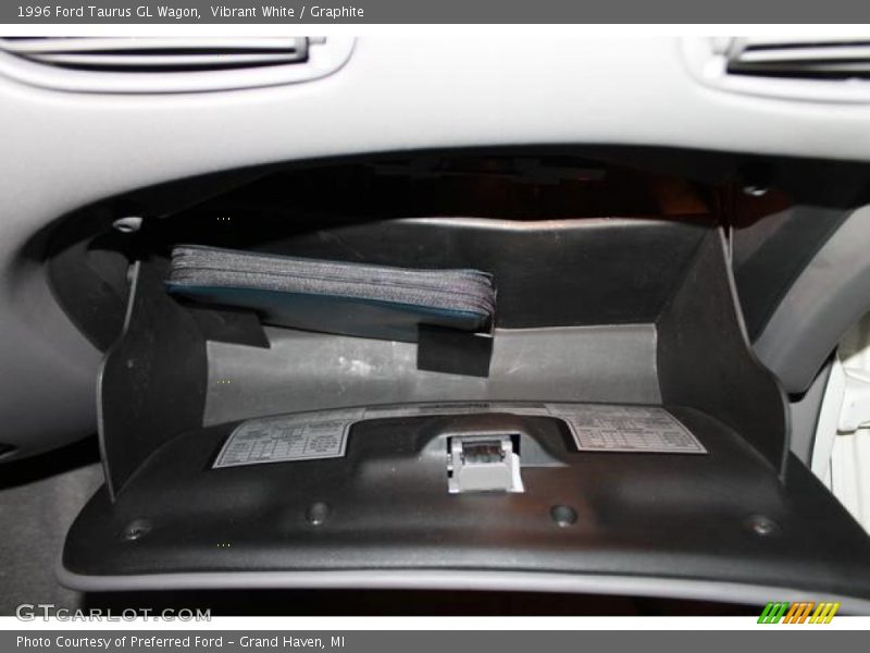 Vibrant White / Graphite 1996 Ford Taurus GL Wagon