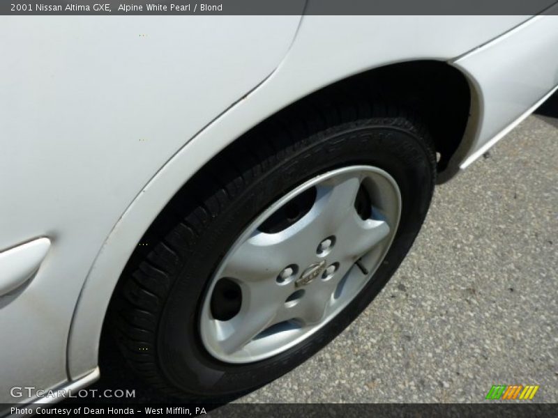 Alpine White Pearl / Blond 2001 Nissan Altima GXE
