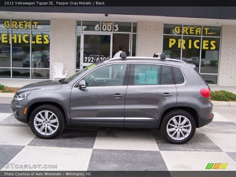 Pepper Gray Metallic / Black 2013 Volkswagen Tiguan SE