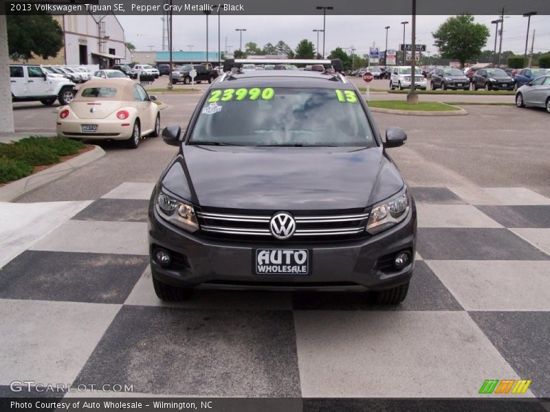 Pepper Gray Metallic / Black 2013 Volkswagen Tiguan SE