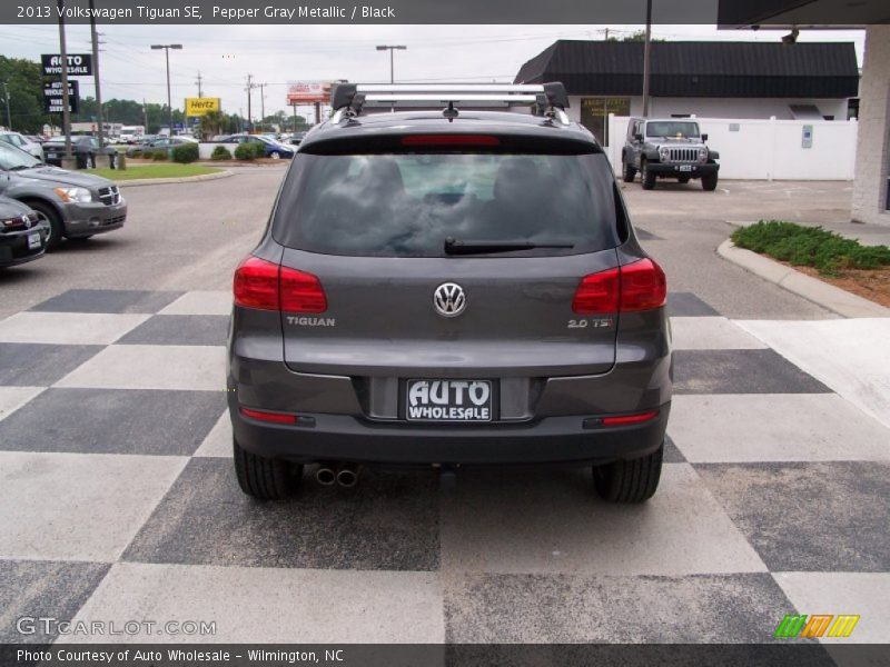 Pepper Gray Metallic / Black 2013 Volkswagen Tiguan SE