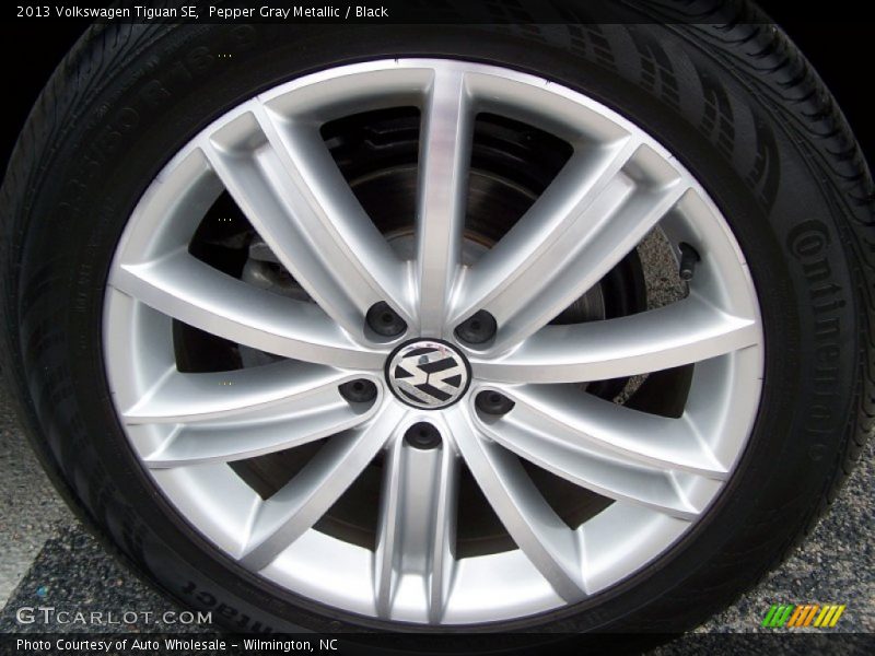 Pepper Gray Metallic / Black 2013 Volkswagen Tiguan SE