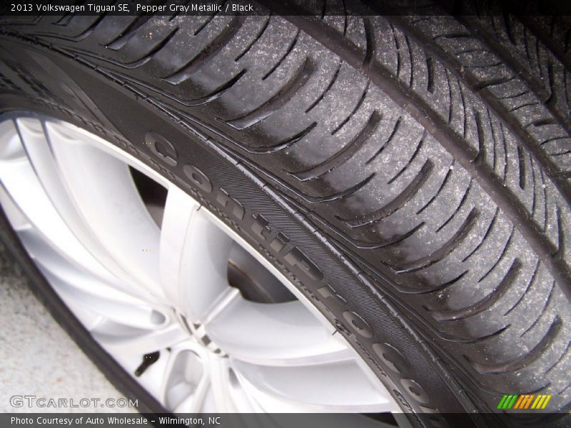 Pepper Gray Metallic / Black 2013 Volkswagen Tiguan SE
