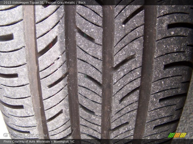 Pepper Gray Metallic / Black 2013 Volkswagen Tiguan SE