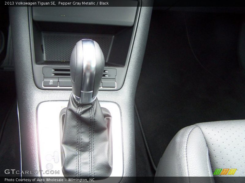 Pepper Gray Metallic / Black 2013 Volkswagen Tiguan SE
