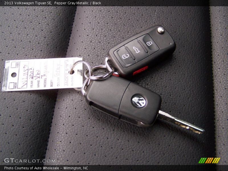 Pepper Gray Metallic / Black 2013 Volkswagen Tiguan SE