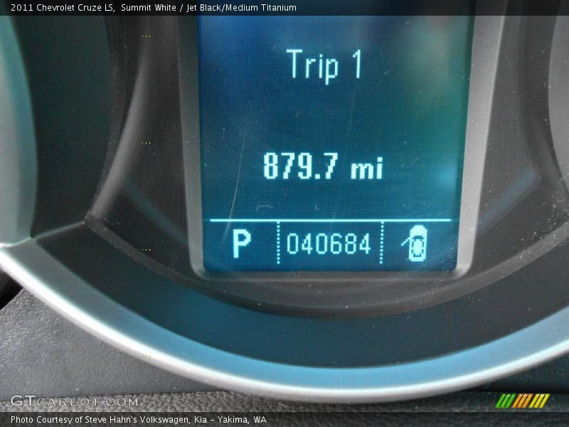 Summit White / Jet Black/Medium Titanium 2011 Chevrolet Cruze LS