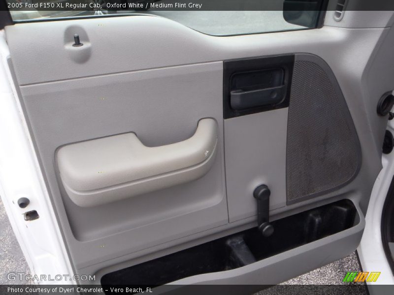 Oxford White / Medium Flint Grey 2005 Ford F150 XL Regular Cab