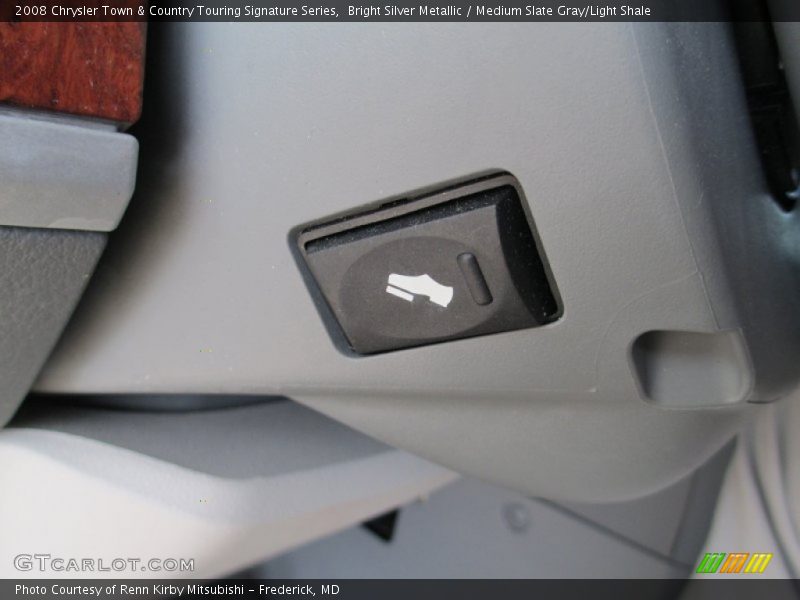 Bright Silver Metallic / Medium Slate Gray/Light Shale 2008 Chrysler Town & Country Touring Signature Series