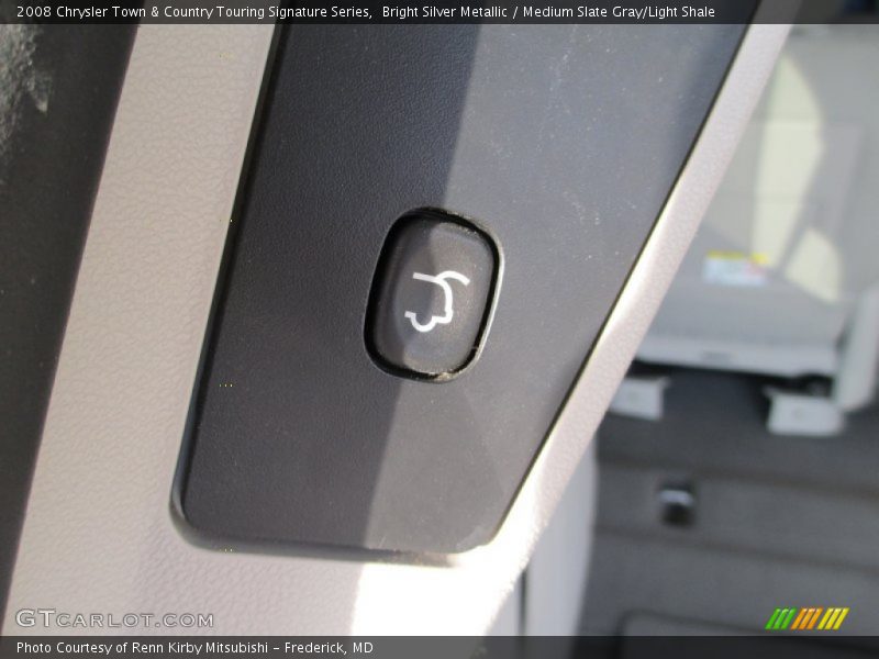 Bright Silver Metallic / Medium Slate Gray/Light Shale 2008 Chrysler Town & Country Touring Signature Series