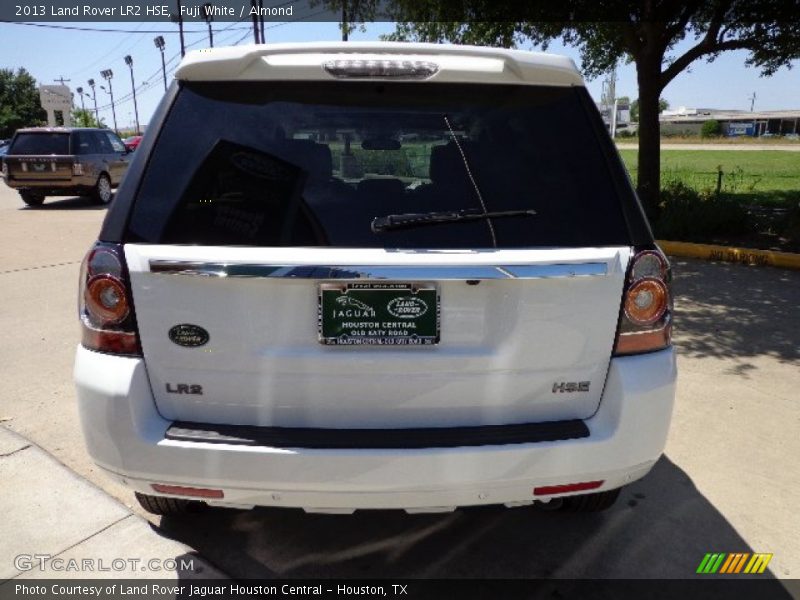 Fuji White / Almond 2013 Land Rover LR2 HSE