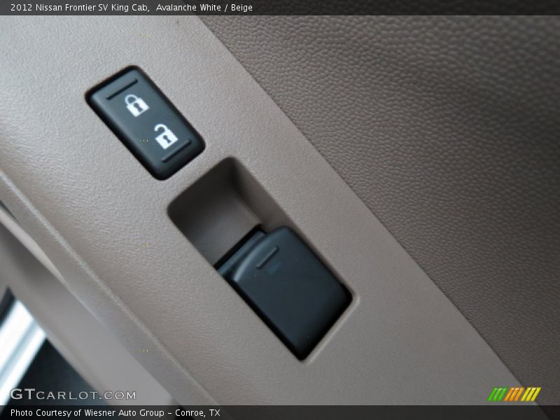 Avalanche White / Beige 2012 Nissan Frontier SV King Cab