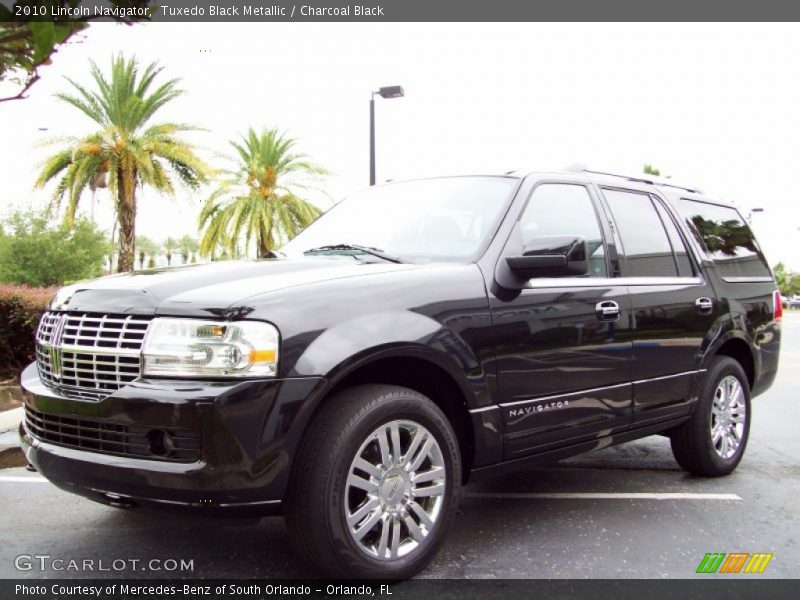 Front 3/4 View of 2010 Navigator 