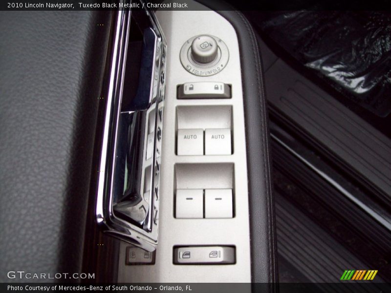 Tuxedo Black Metallic / Charcoal Black 2010 Lincoln Navigator