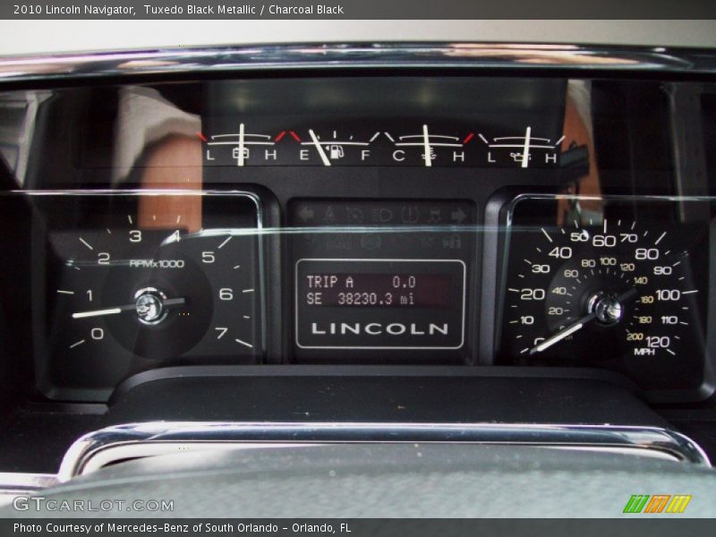 Tuxedo Black Metallic / Charcoal Black 2010 Lincoln Navigator