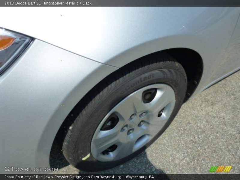 Bright Silver Metallic / Black 2013 Dodge Dart SE