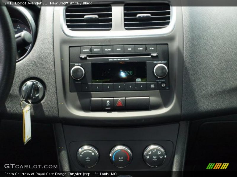 New Bright White / Black 2013 Dodge Avenger SE