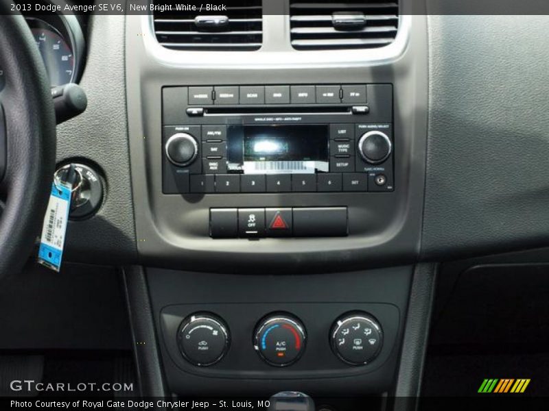 New Bright White / Black 2013 Dodge Avenger SE V6
