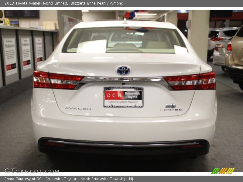 Blizzard White Pearl / Almond 2013 Toyota Avalon Hybrid Limited