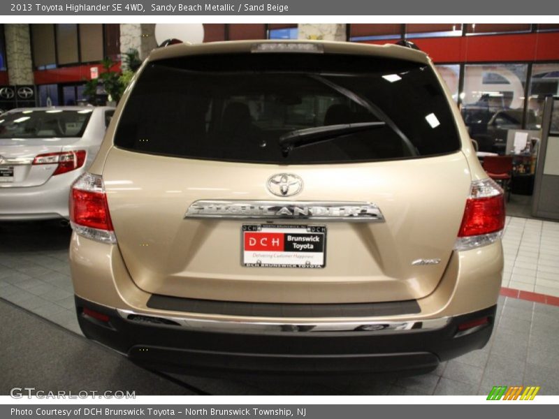 Sandy Beach Metallic / Sand Beige 2013 Toyota Highlander SE 4WD