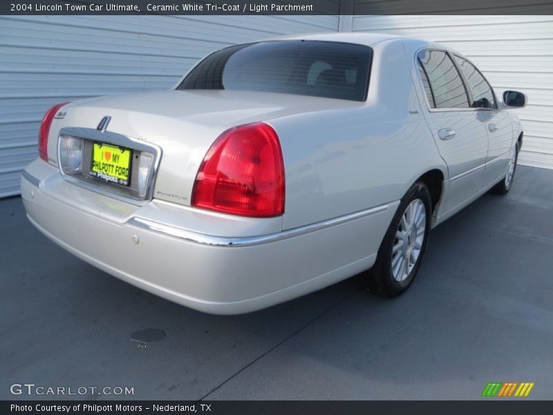 Ceramic White Tri-Coat / Light Parchment 2004 Lincoln Town Car Ultimate