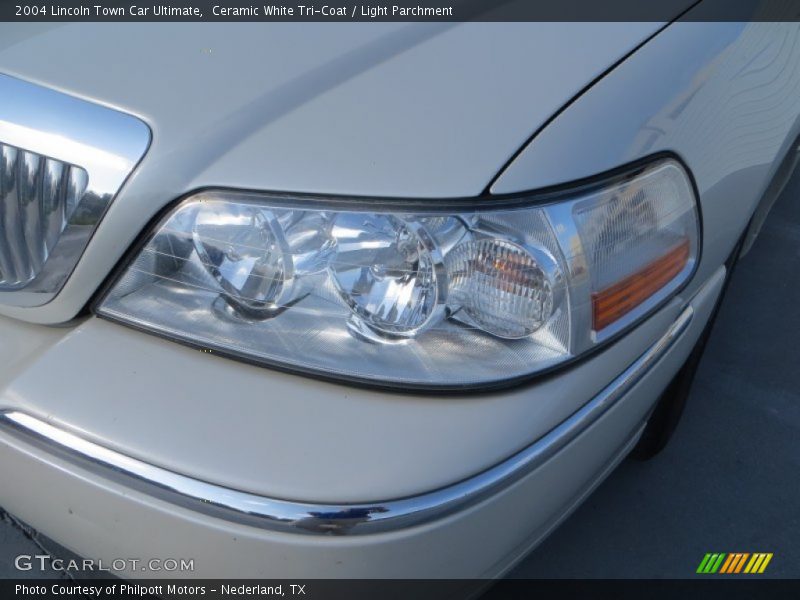 Ceramic White Tri-Coat / Light Parchment 2004 Lincoln Town Car Ultimate