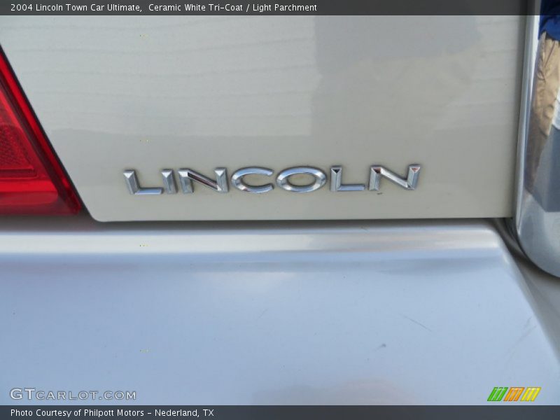 Ceramic White Tri-Coat / Light Parchment 2004 Lincoln Town Car Ultimate