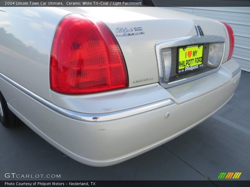Ceramic White Tri-Coat / Light Parchment 2004 Lincoln Town Car Ultimate