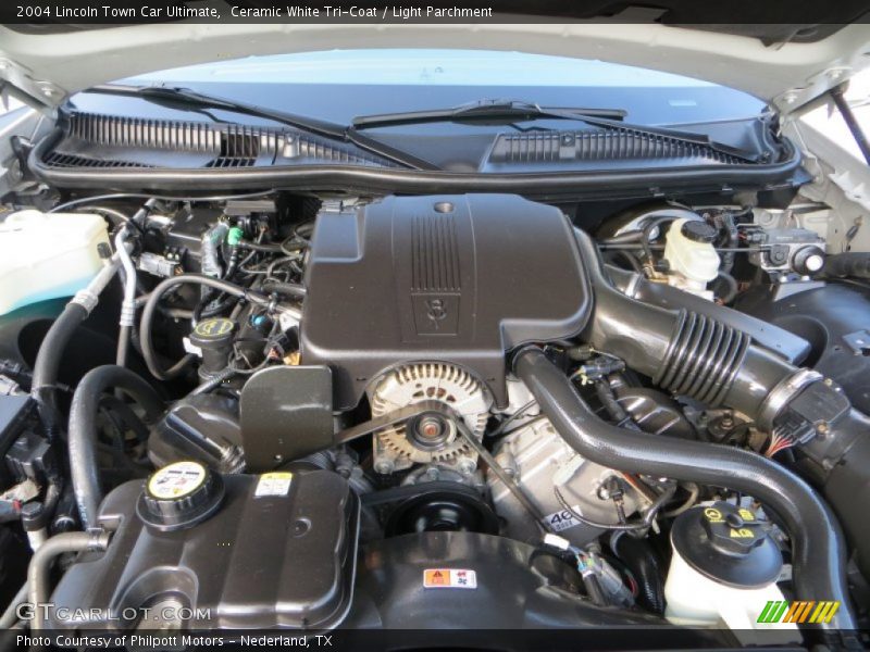 Ceramic White Tri-Coat / Light Parchment 2004 Lincoln Town Car Ultimate