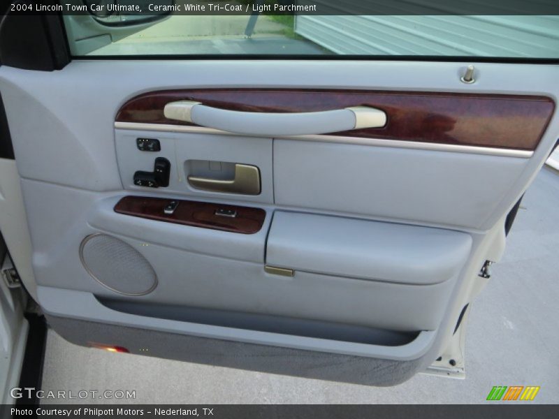 Ceramic White Tri-Coat / Light Parchment 2004 Lincoln Town Car Ultimate