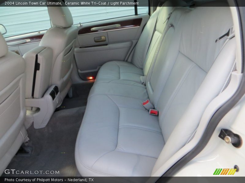 Ceramic White Tri-Coat / Light Parchment 2004 Lincoln Town Car Ultimate