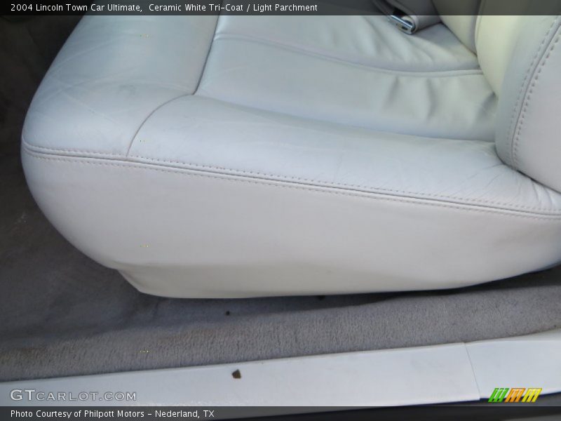 Ceramic White Tri-Coat / Light Parchment 2004 Lincoln Town Car Ultimate