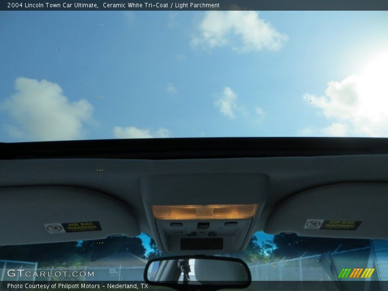 Ceramic White Tri-Coat / Light Parchment 2004 Lincoln Town Car Ultimate