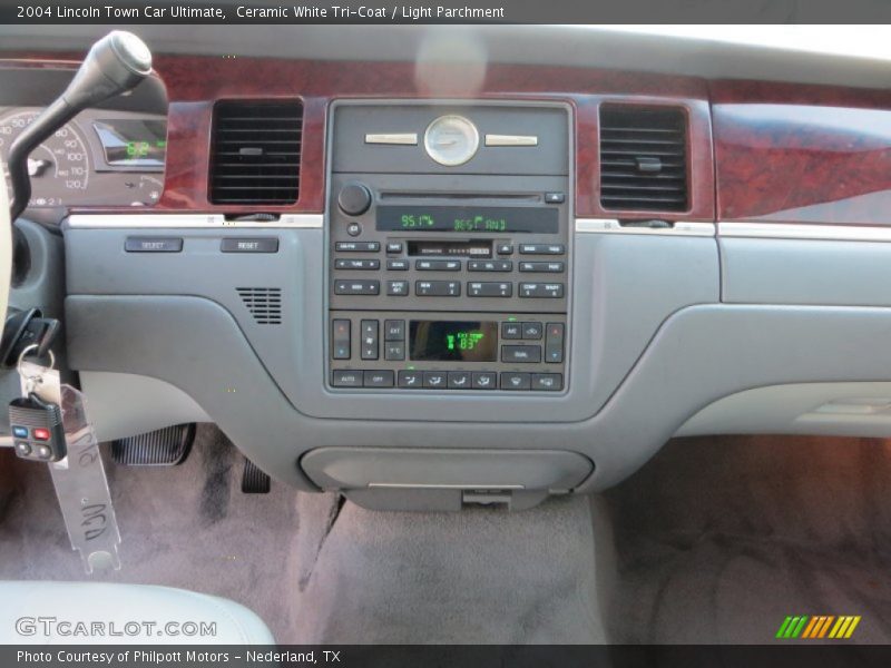 Ceramic White Tri-Coat / Light Parchment 2004 Lincoln Town Car Ultimate