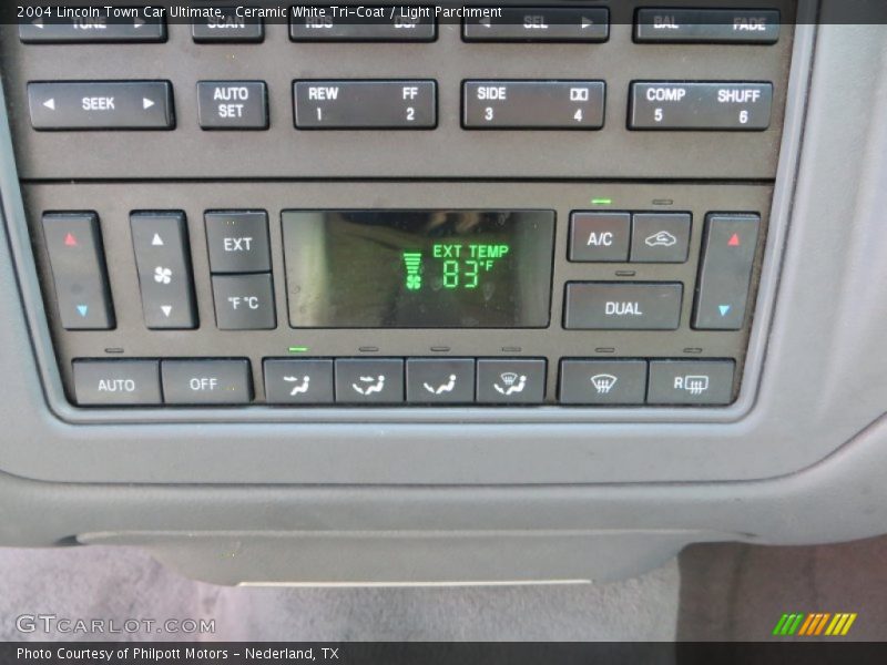 Ceramic White Tri-Coat / Light Parchment 2004 Lincoln Town Car Ultimate