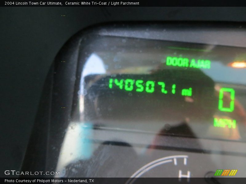 Ceramic White Tri-Coat / Light Parchment 2004 Lincoln Town Car Ultimate