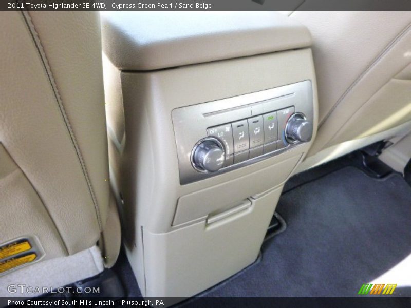 Cypress Green Pearl / Sand Beige 2011 Toyota Highlander SE 4WD
