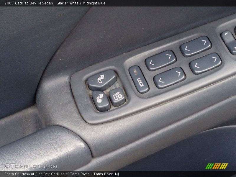 Glacier White / Midnight Blue 2005 Cadillac DeVille Sedan
