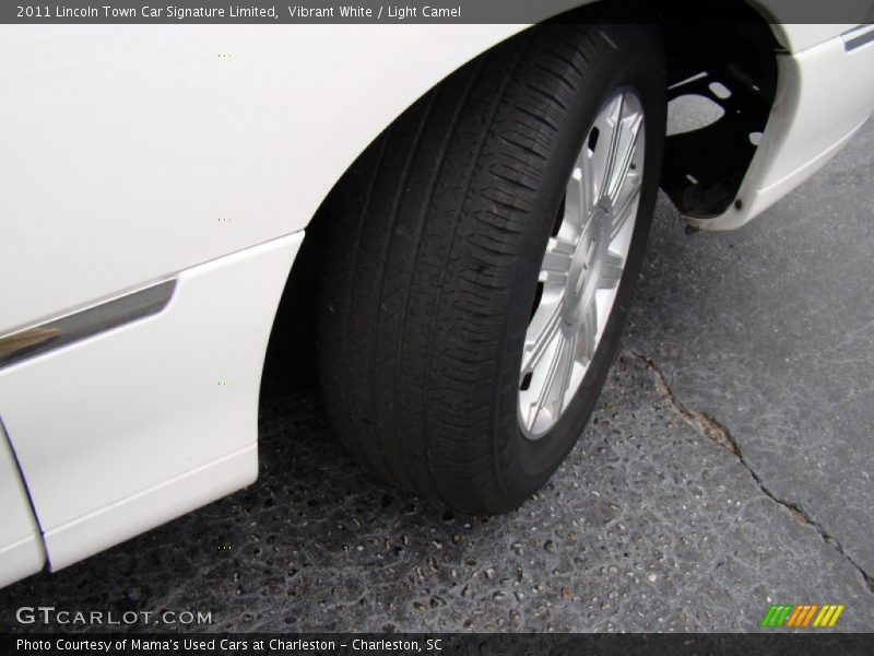 Vibrant White / Light Camel 2011 Lincoln Town Car Signature Limited