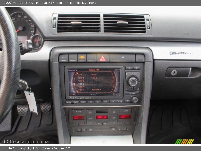 Controls of 2007 A4 3.2 S-Line quattro Sedan