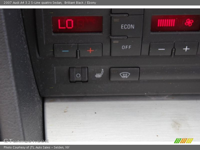Controls of 2007 A4 3.2 S-Line quattro Sedan