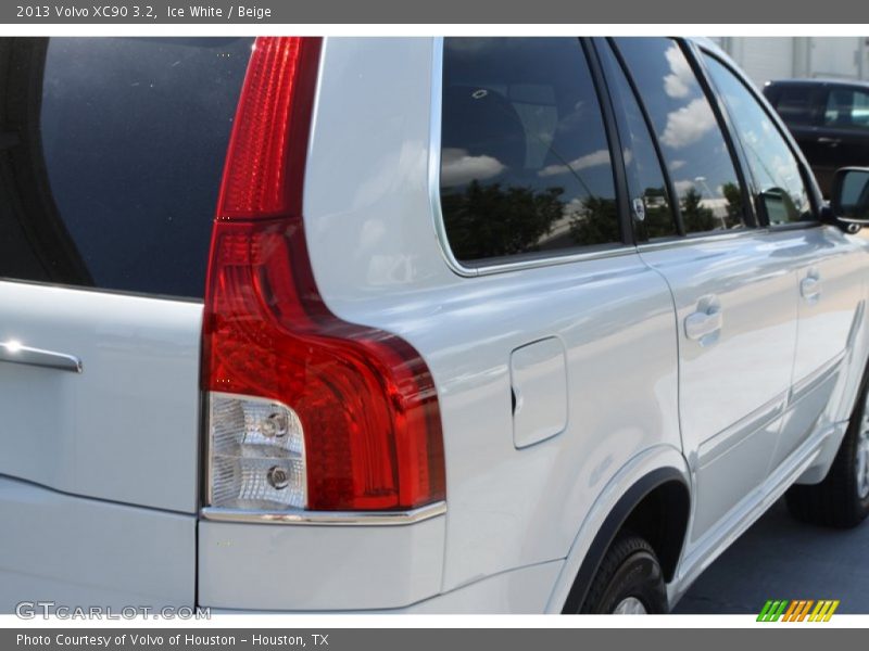 Ice White / Beige 2013 Volvo XC90 3.2
