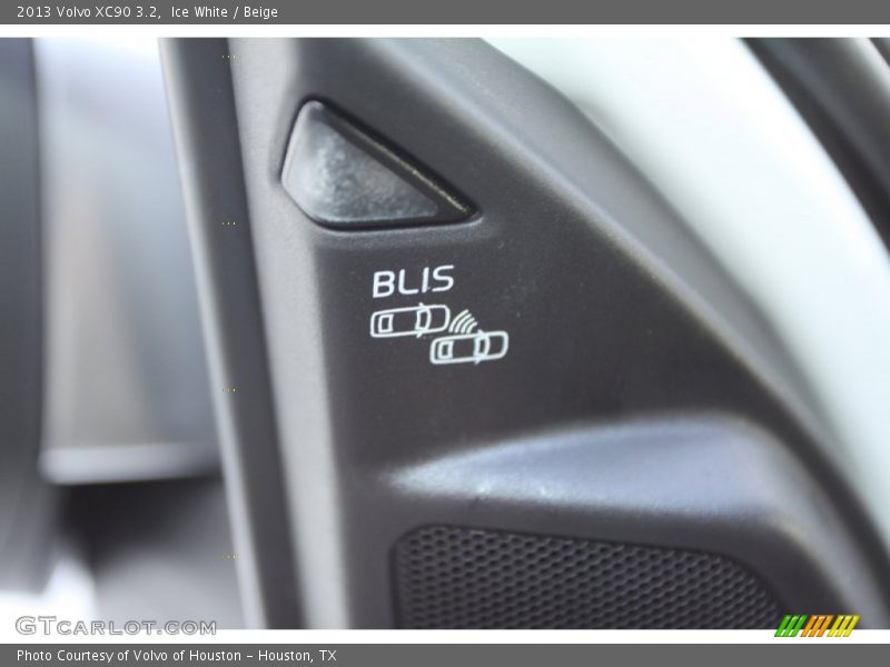 Ice White / Beige 2013 Volvo XC90 3.2