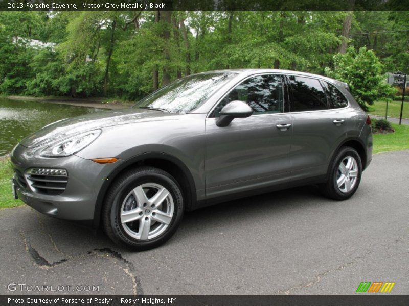 Front 3/4 View of 2013 Cayenne 