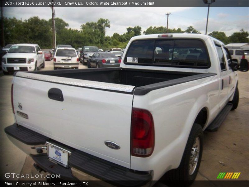 Oxford White Clearcoat / Medium Flint 2007 Ford F250 Super Duty XLT Crew Cab