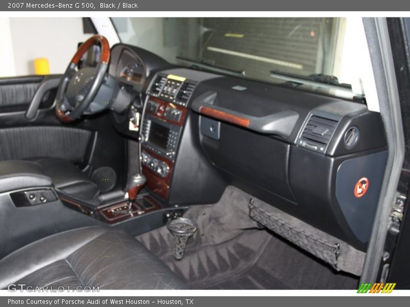 Dashboard of 2007 G 500